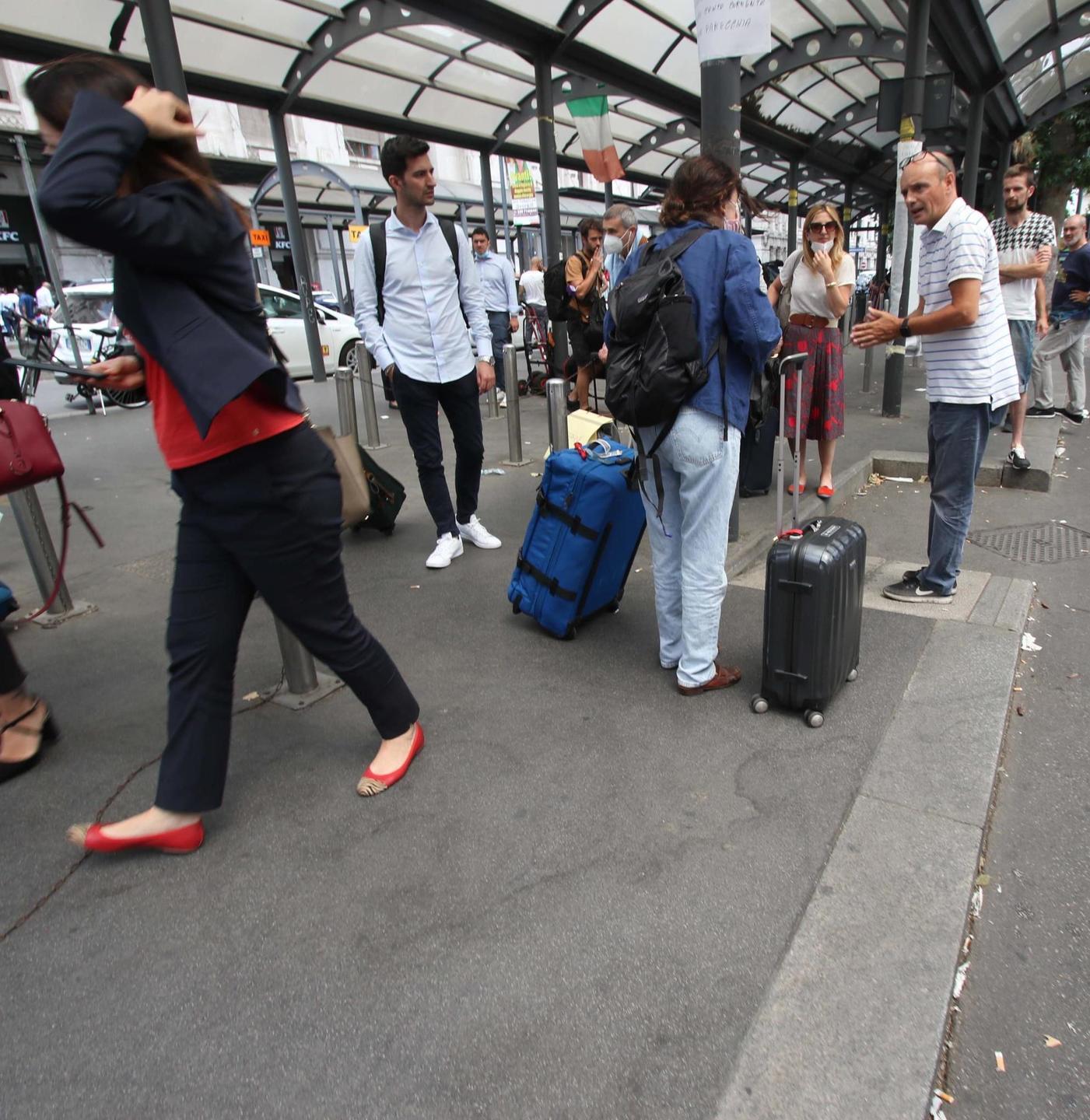 Sciopero Taxi Milano Turisti Ancora A Piedi Tutti Cercano Le Auto Uber