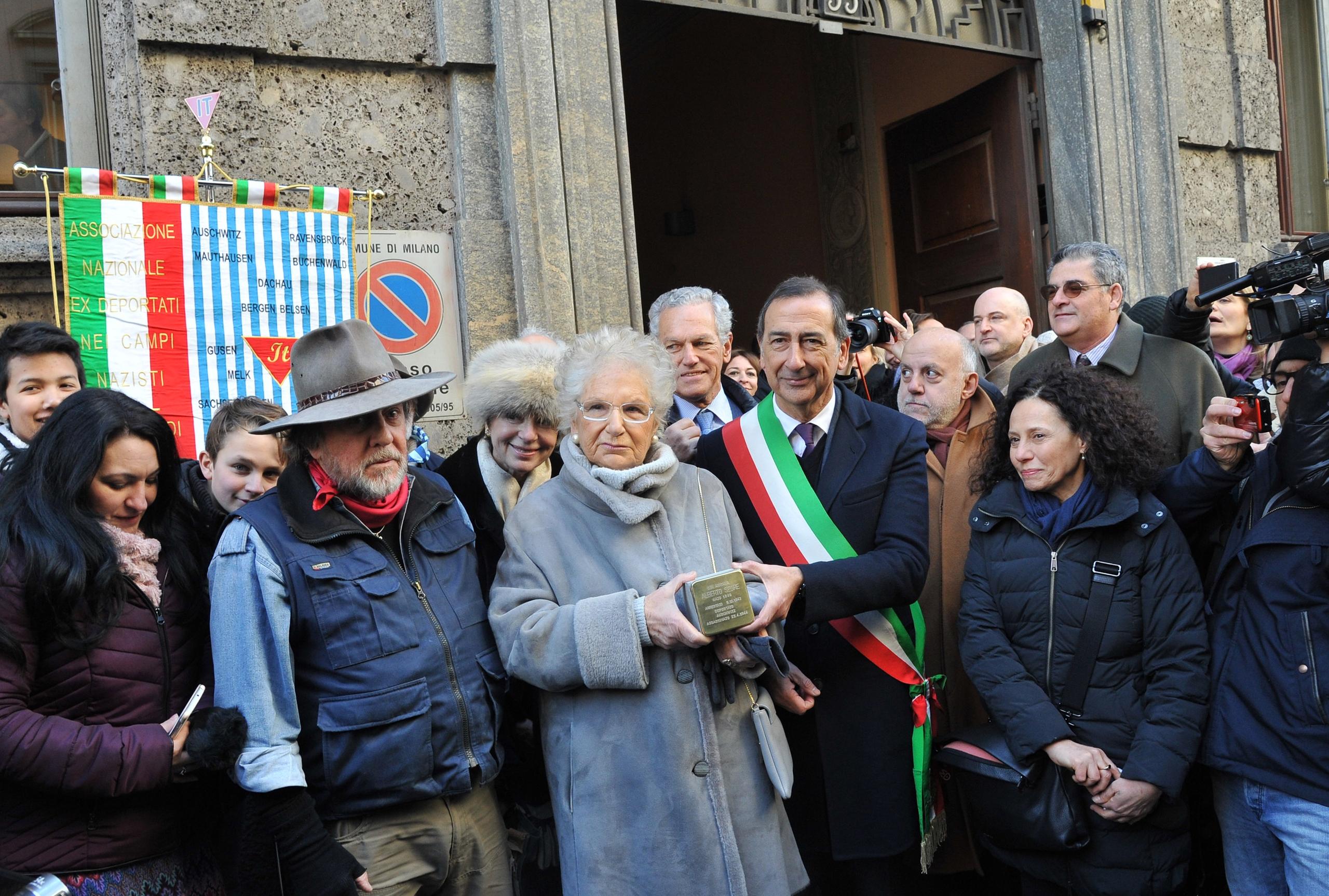 Giornata Della Memoria A Milano La Prima Pietra D Inciampo Foto E Video