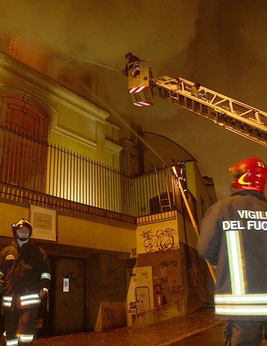 Esce E Scoppia Un Incendio Nella Sua Abitazione Fuoco E Paura A Muggi