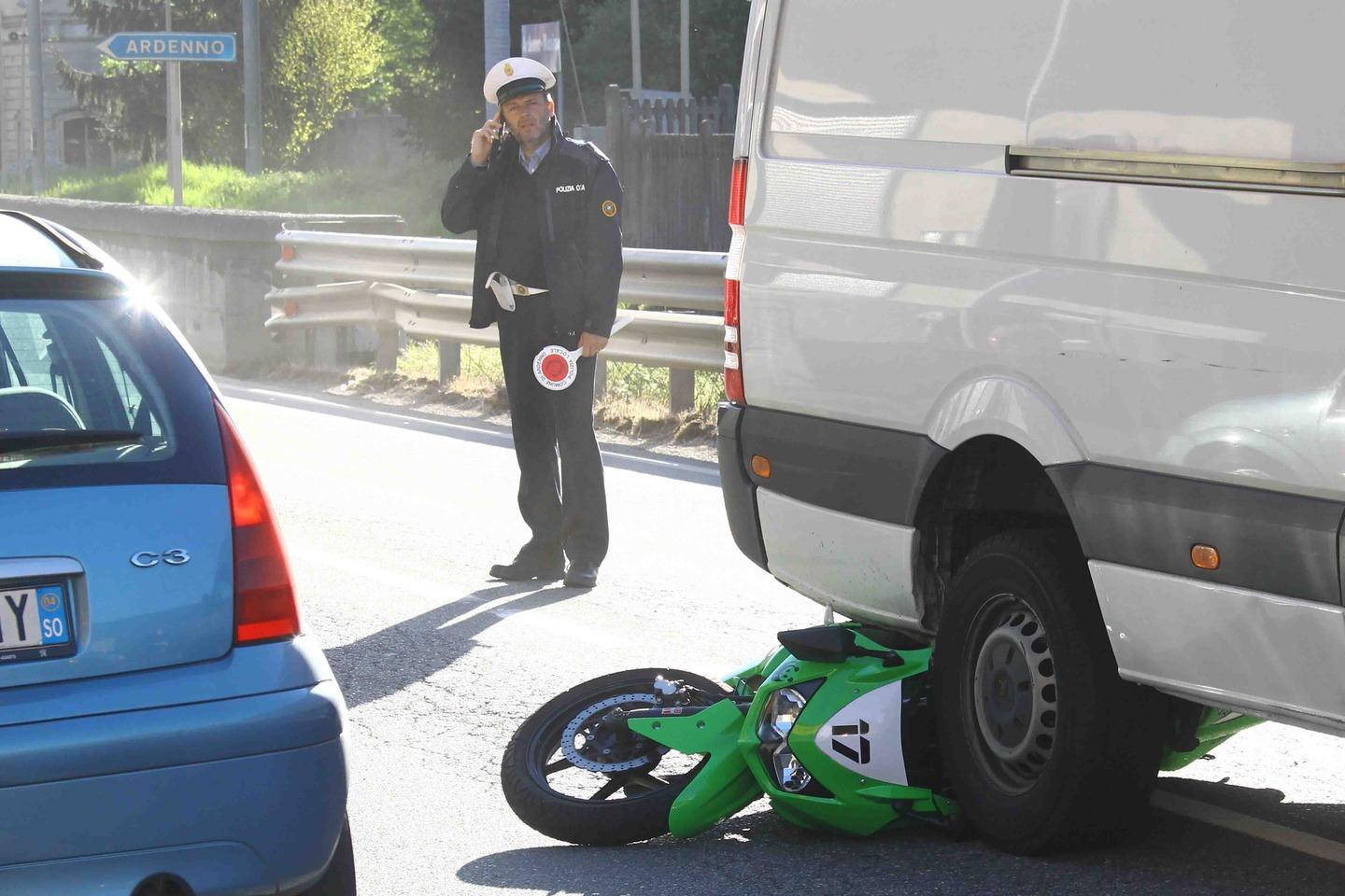 Ardenno Furgone E Moto Si Scontrano 21enne In Ospedale Traffico In