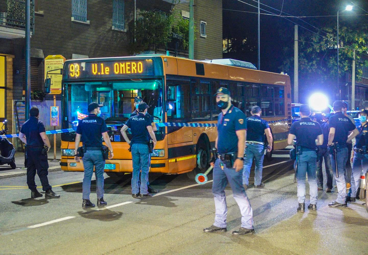 Milano Accoltellato Sull Autobus Ipotesi Regolamento Di Conti Tra Latinos