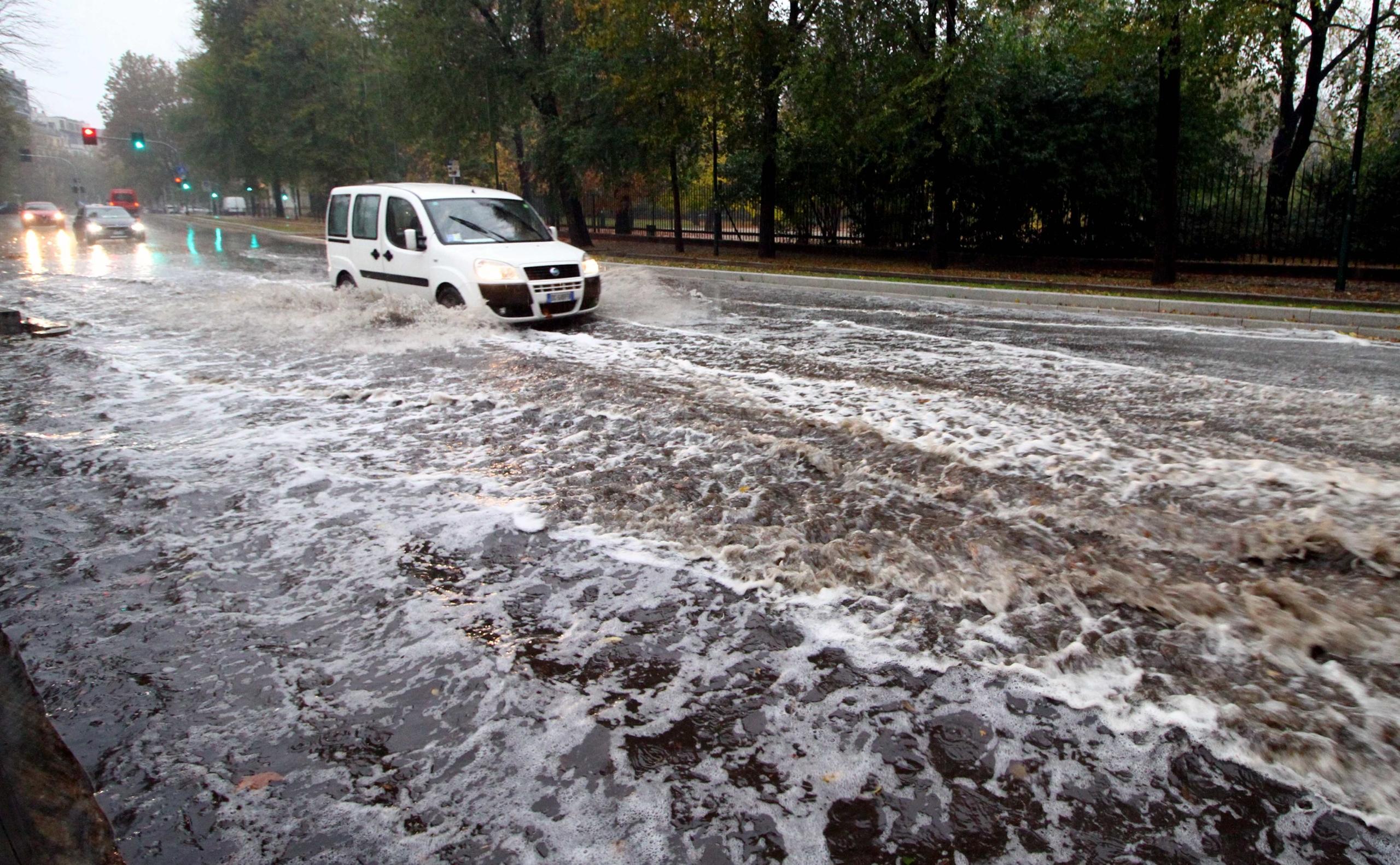 Maltempo In Lombardia Pioggia Forte Su Milano Occhi Puntati Su Seveso