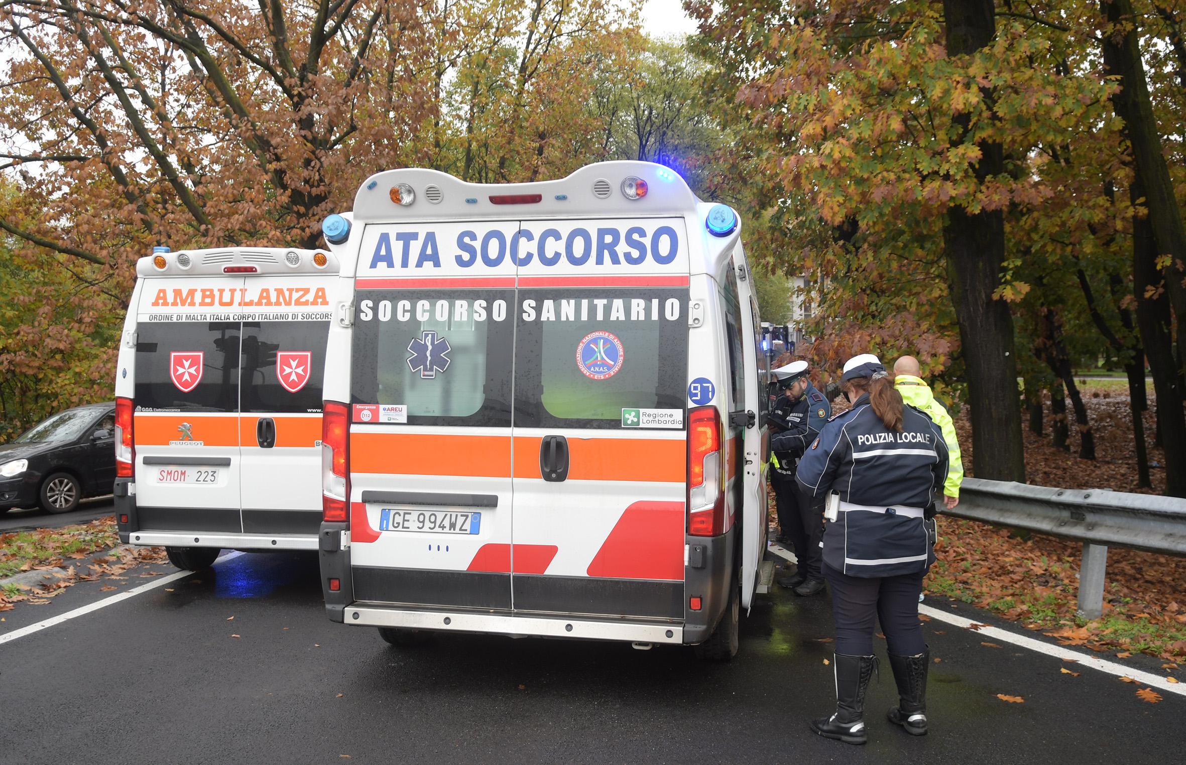 Moggio Si Schianta Contro Il Muro Sulla Provinciale Muore Enne