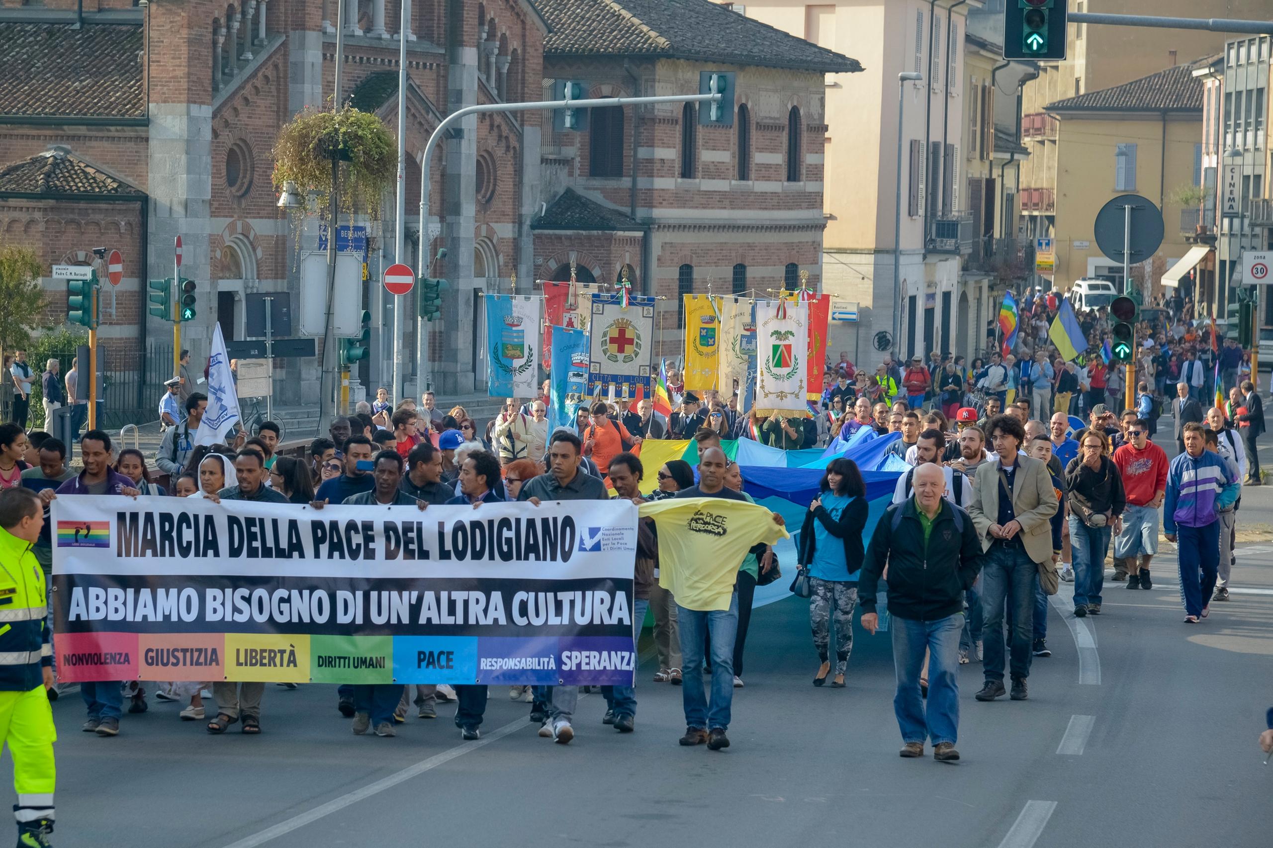 Marcia Della Pace Affollata In Duemila Al Castello Nellanniversario