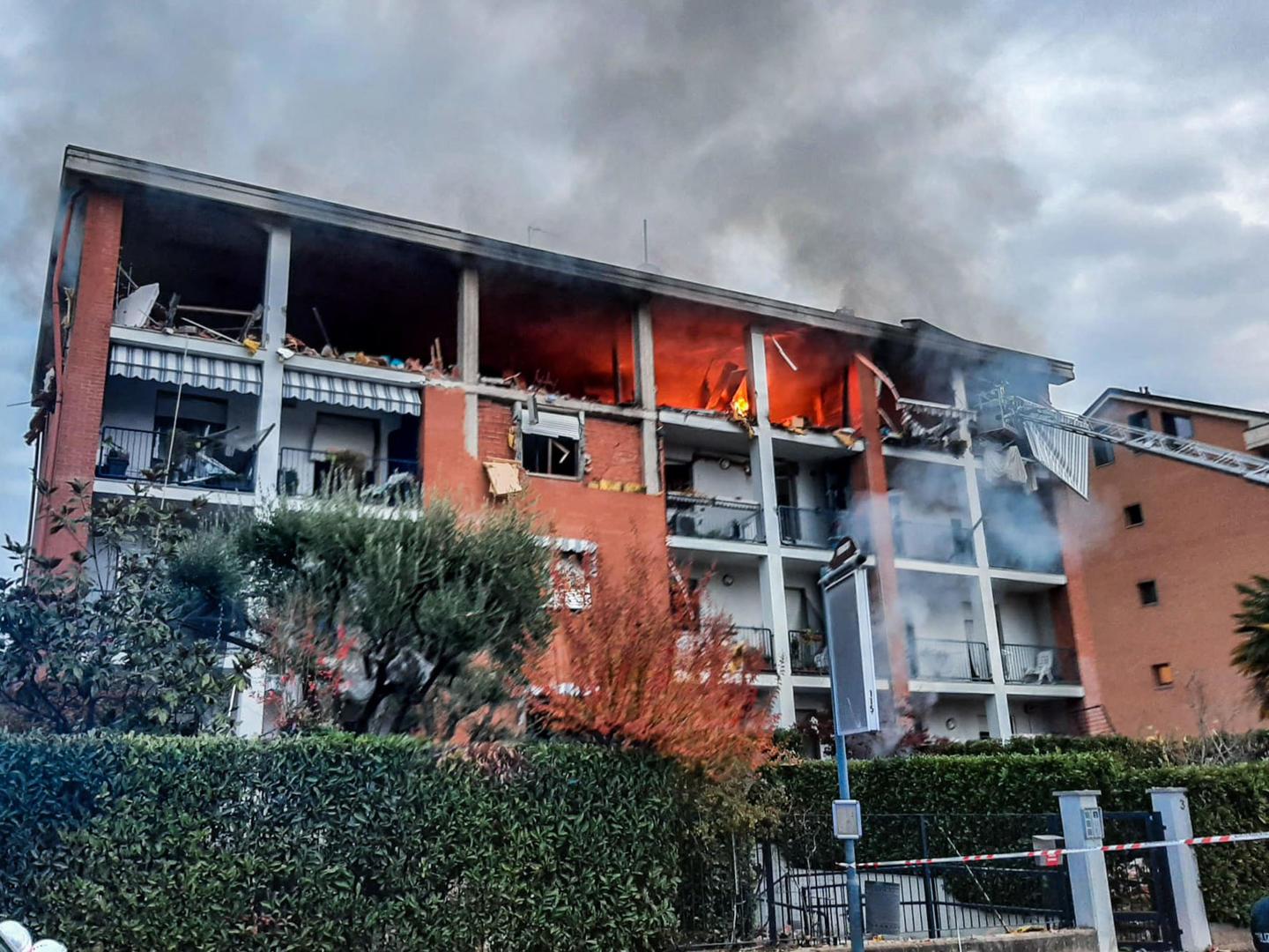 Incendio A Pinerolo Esplosione E Crollo Di Una Palazzina Un Morto