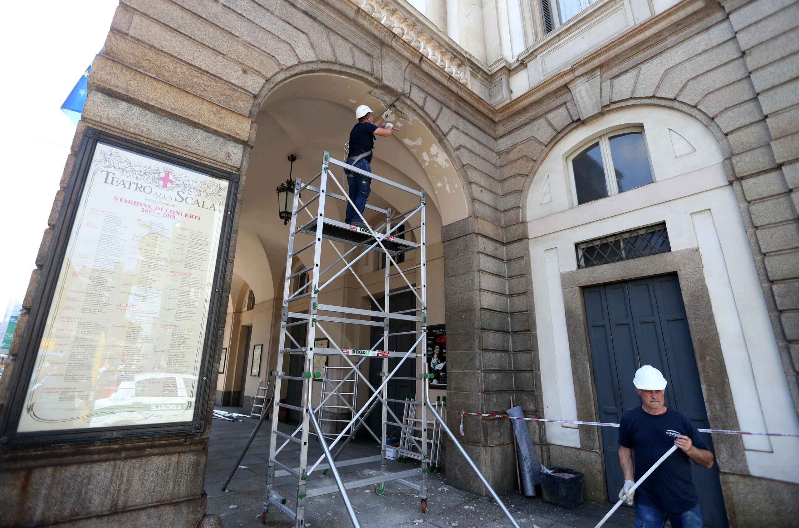 Scala Crollano Calcinacci Chiuso Il Porticato Del Piermarini FOTO E