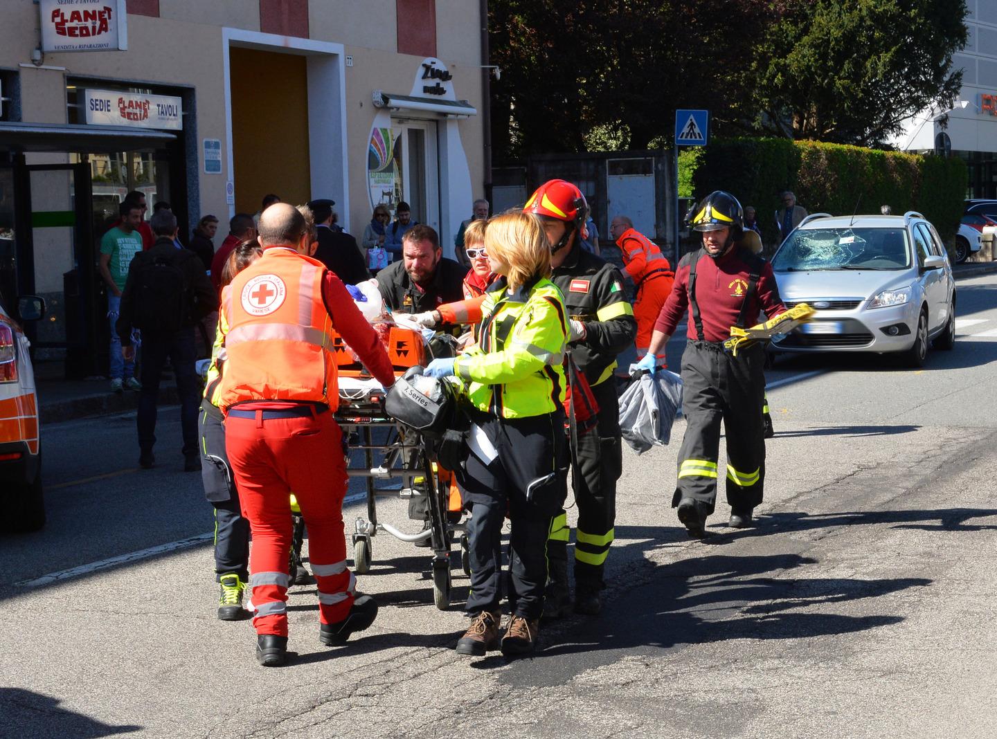 Coppia di anziani investiti da un auto lui muore lei è gravissima