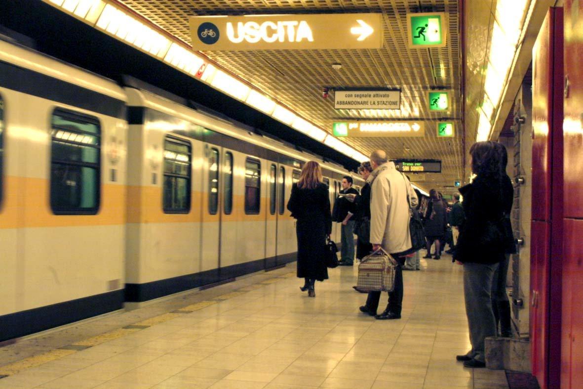 Milano Camminano Sui Binari Della Metropolitana Tra Centrale E