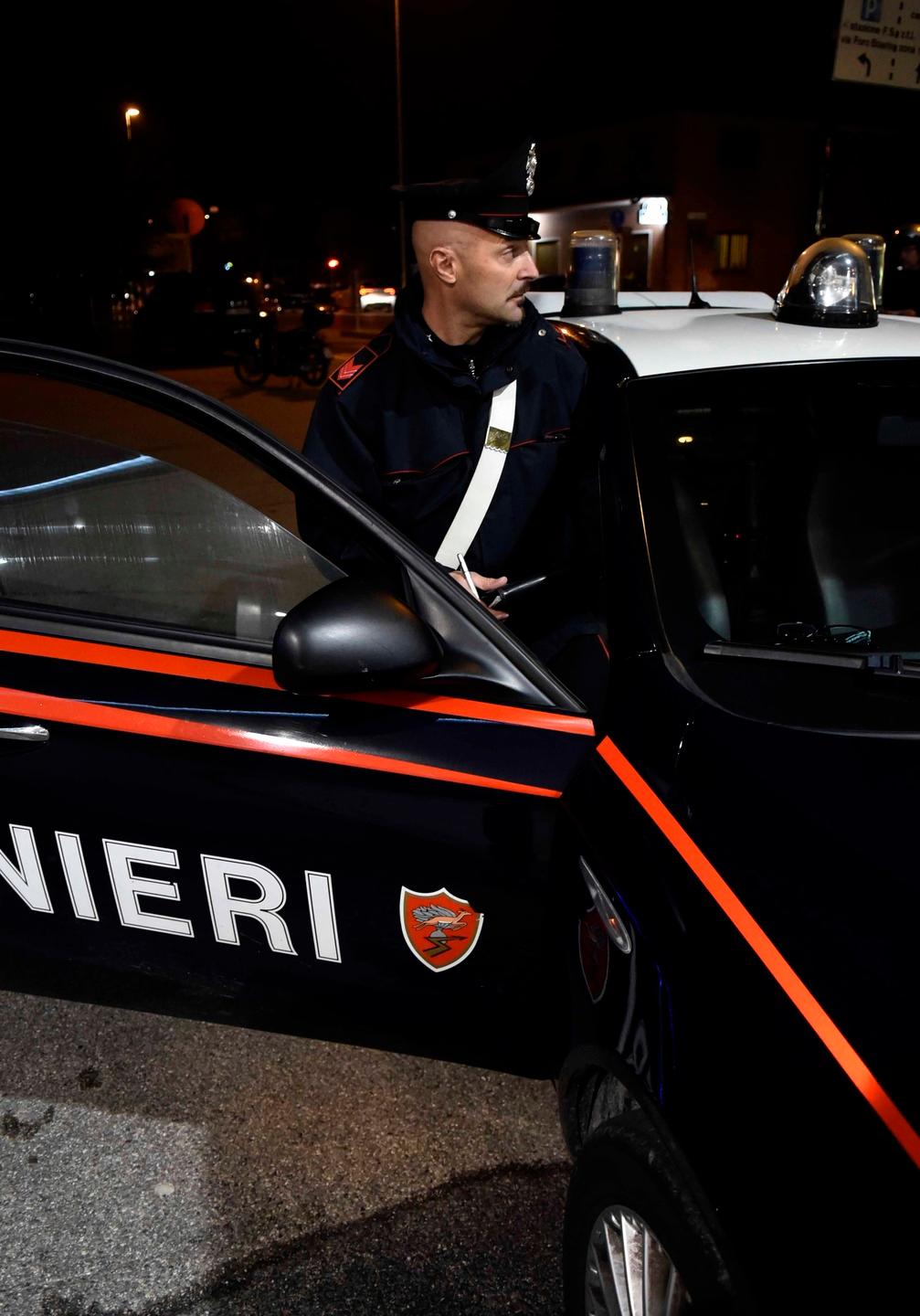 Violenta Lite Per Una Ragazza Giovane Accoltellato Fermato Il Rivale