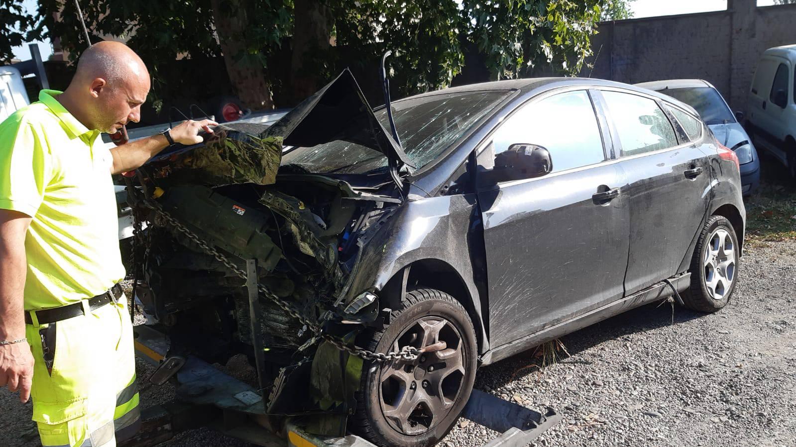 Albuzzano Auto Fuori Strada Nella Notte Morta Donna Enne