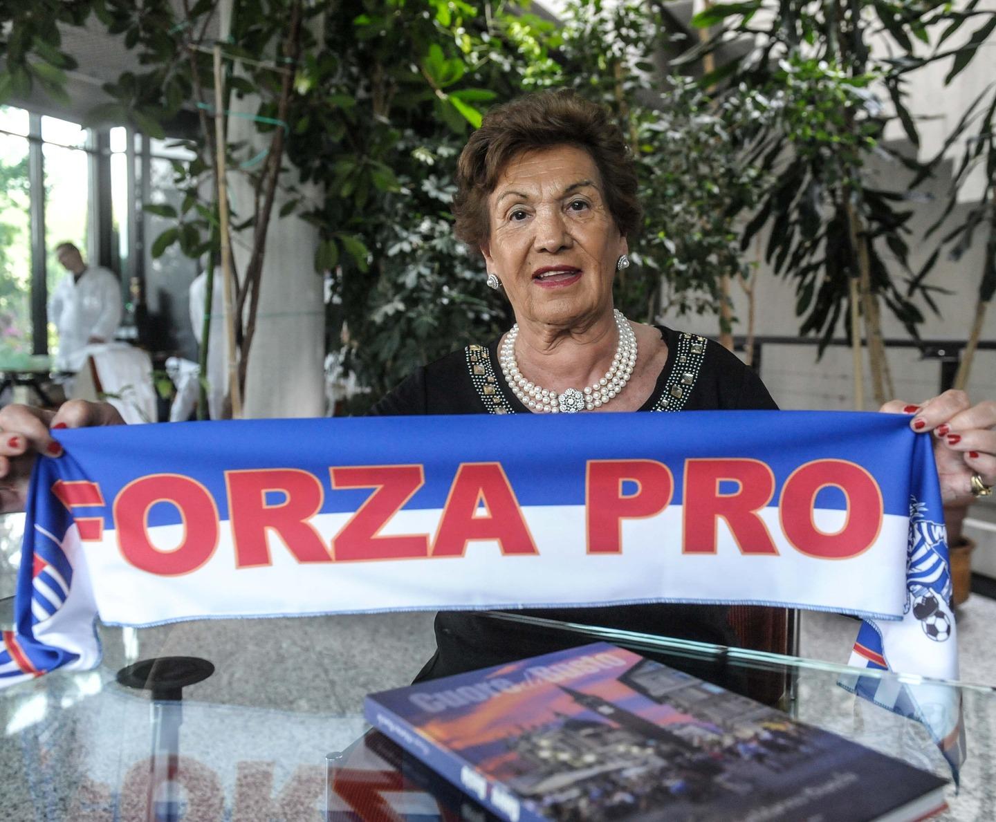 Pro Patria In Serie C Nonna Rita Tifo Zaro Con LiPad