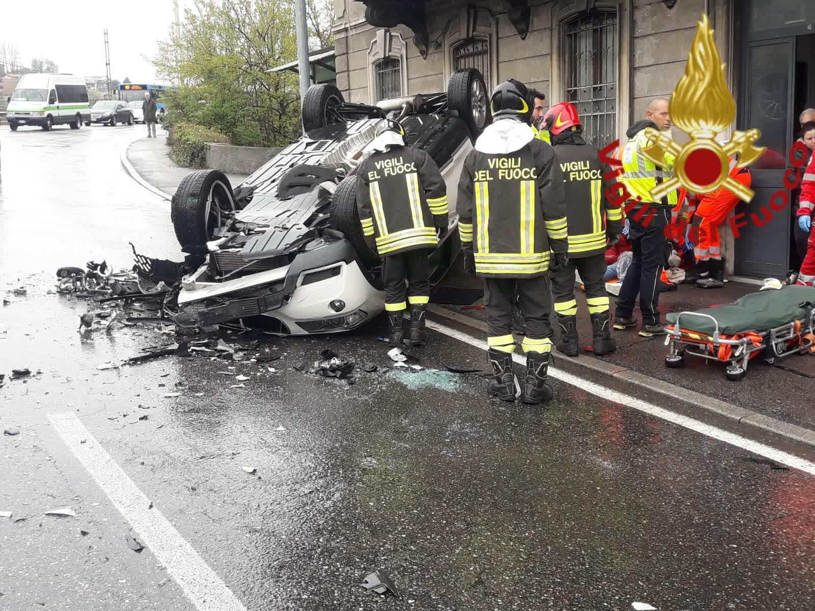 Como Auto Si Ribalta Sulla Napoleona Gravi Quattro Giovani FOTO