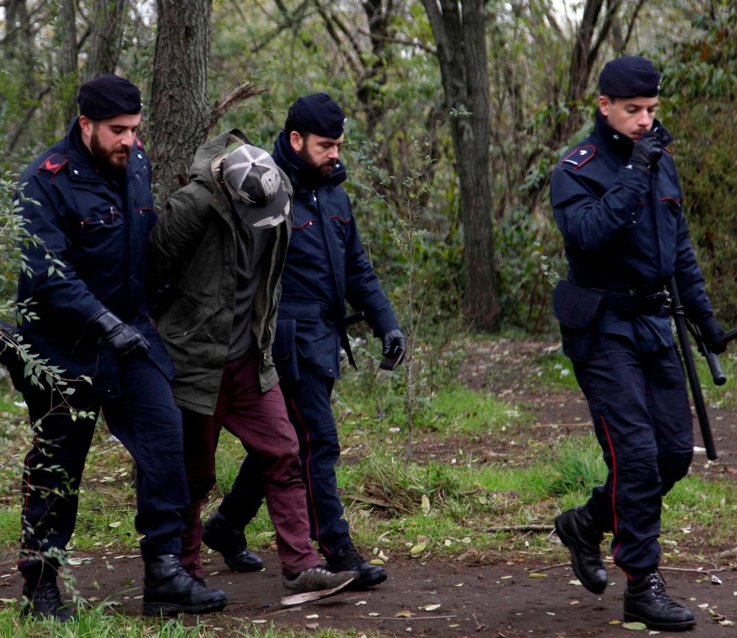 Blitz Antidroga Nel Boschetto Di Rogoredo Un Arresto E Fogli Di Via