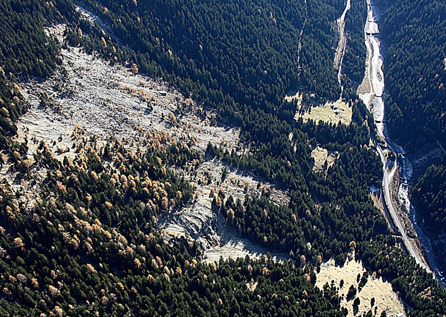 Maltempo La Frana Del Ruinon Fa Paura Strada Chiusa Monitoraggi In