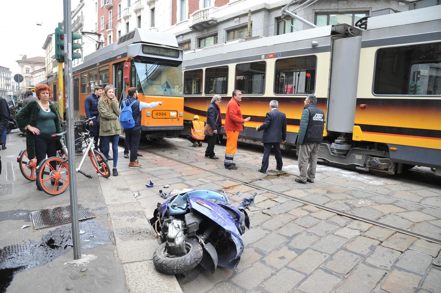 Incidente Tra Uno Scooter E Due Tram In Corso Magenta Ferito Un Ragazzo