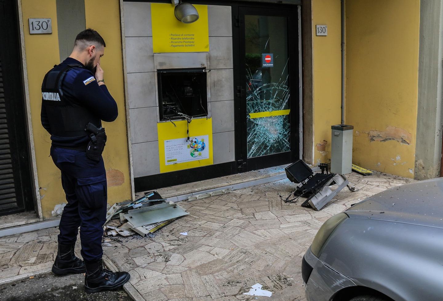 Verdello Fanno Saltare In Aria Il Bancomat Distrutta La Filiale Delle