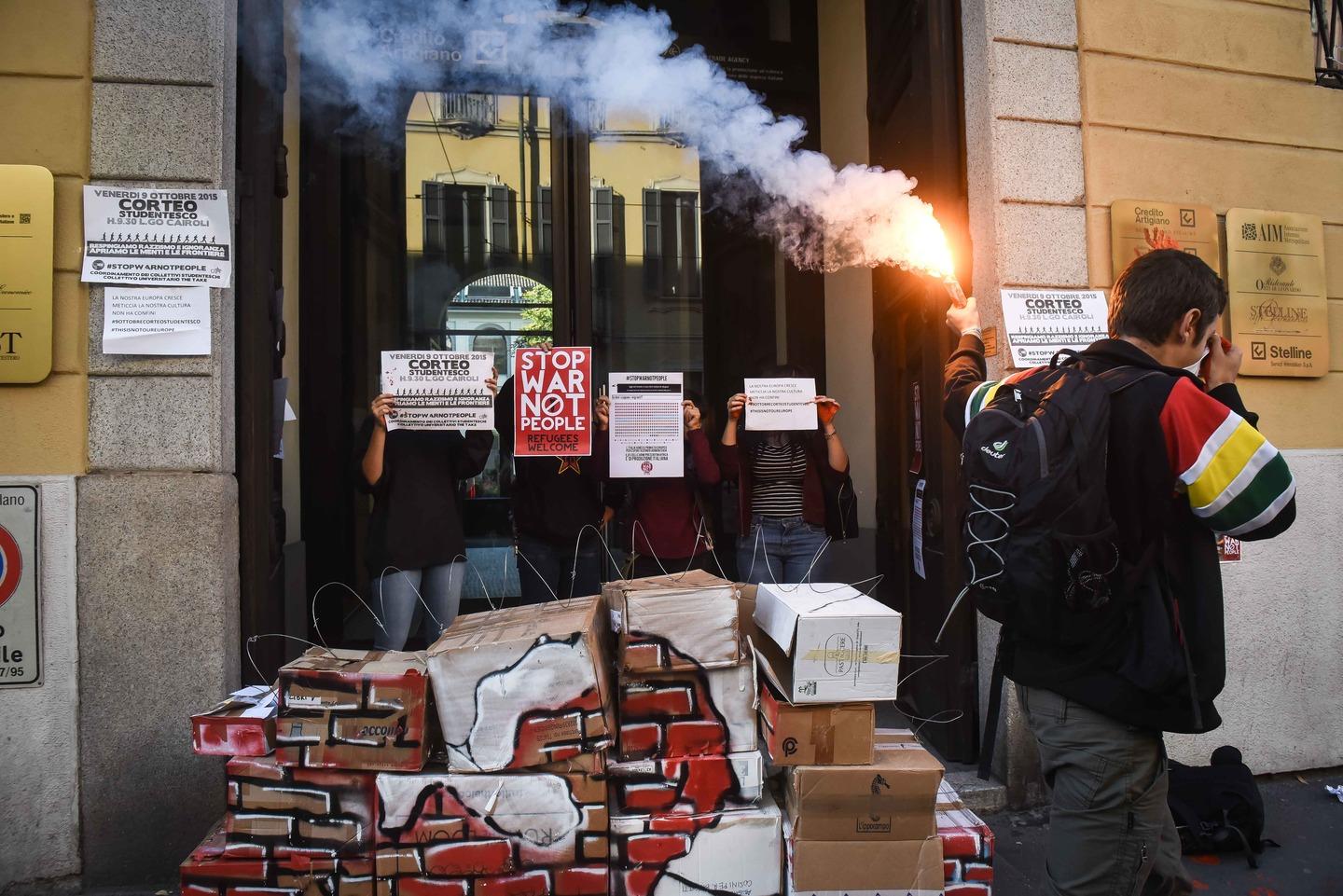 Centri Sociali Protesta Davanti Alla Sede Dell Unione Europea Contro