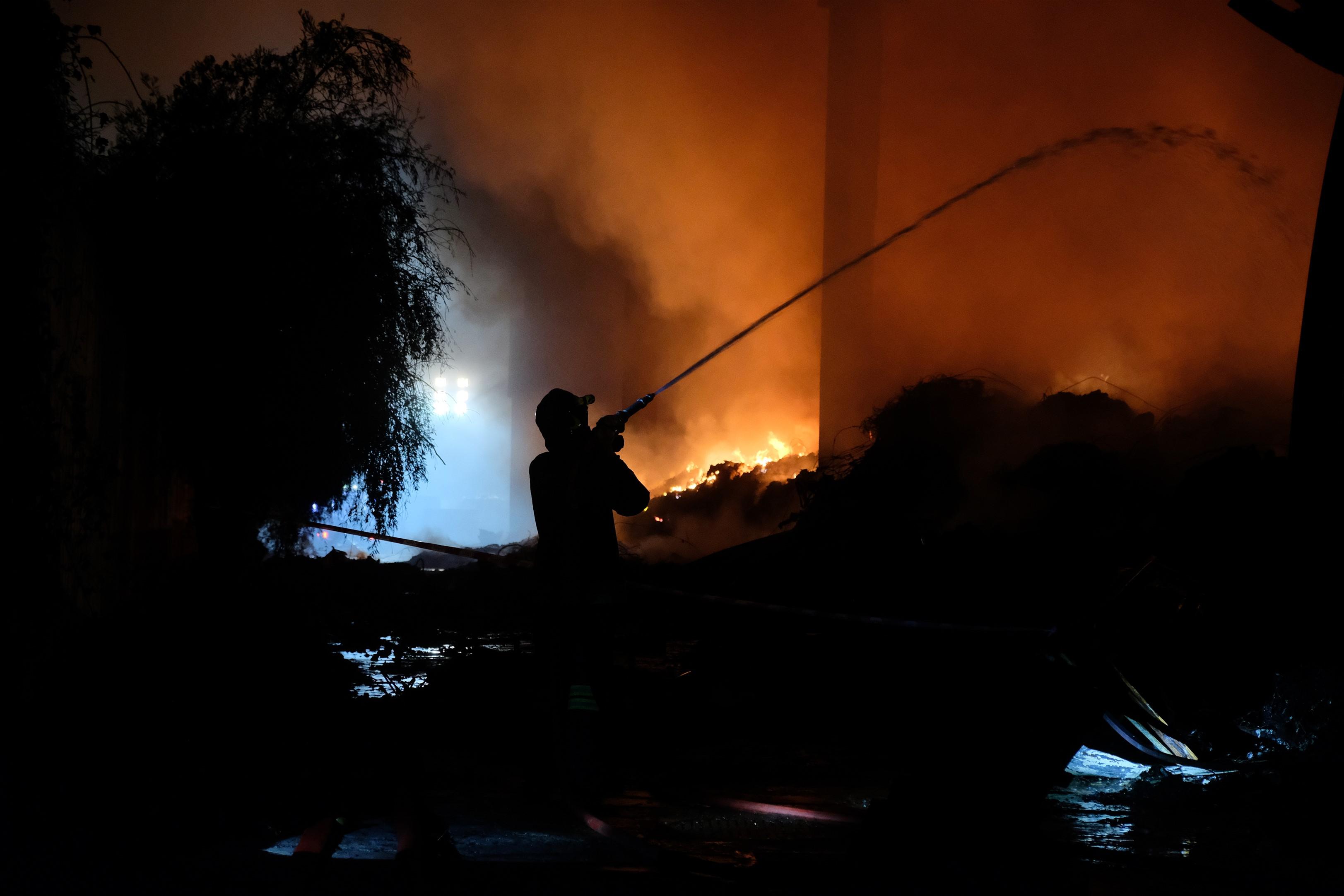 Fiamme in due depositi di rifiuti È la Terra dei fuochi a Milano