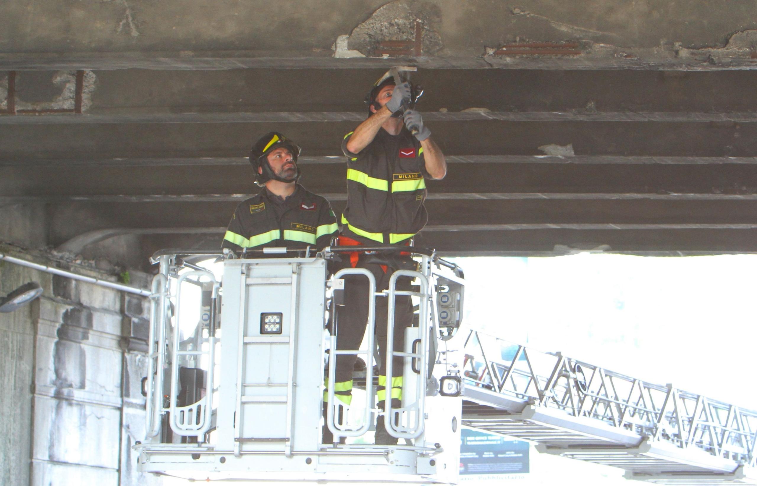 Crollano Pezzi Di Ponte Ferroviario Chiuso Il Sottopasso Di Viale Sarca