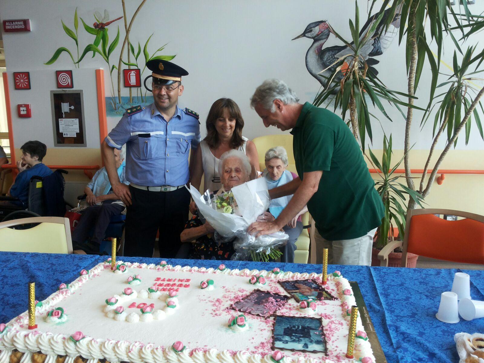 Iseo Festa Alla Rsa Cacciamatta Nonna Emirte Bianchi Compie 101 Anni