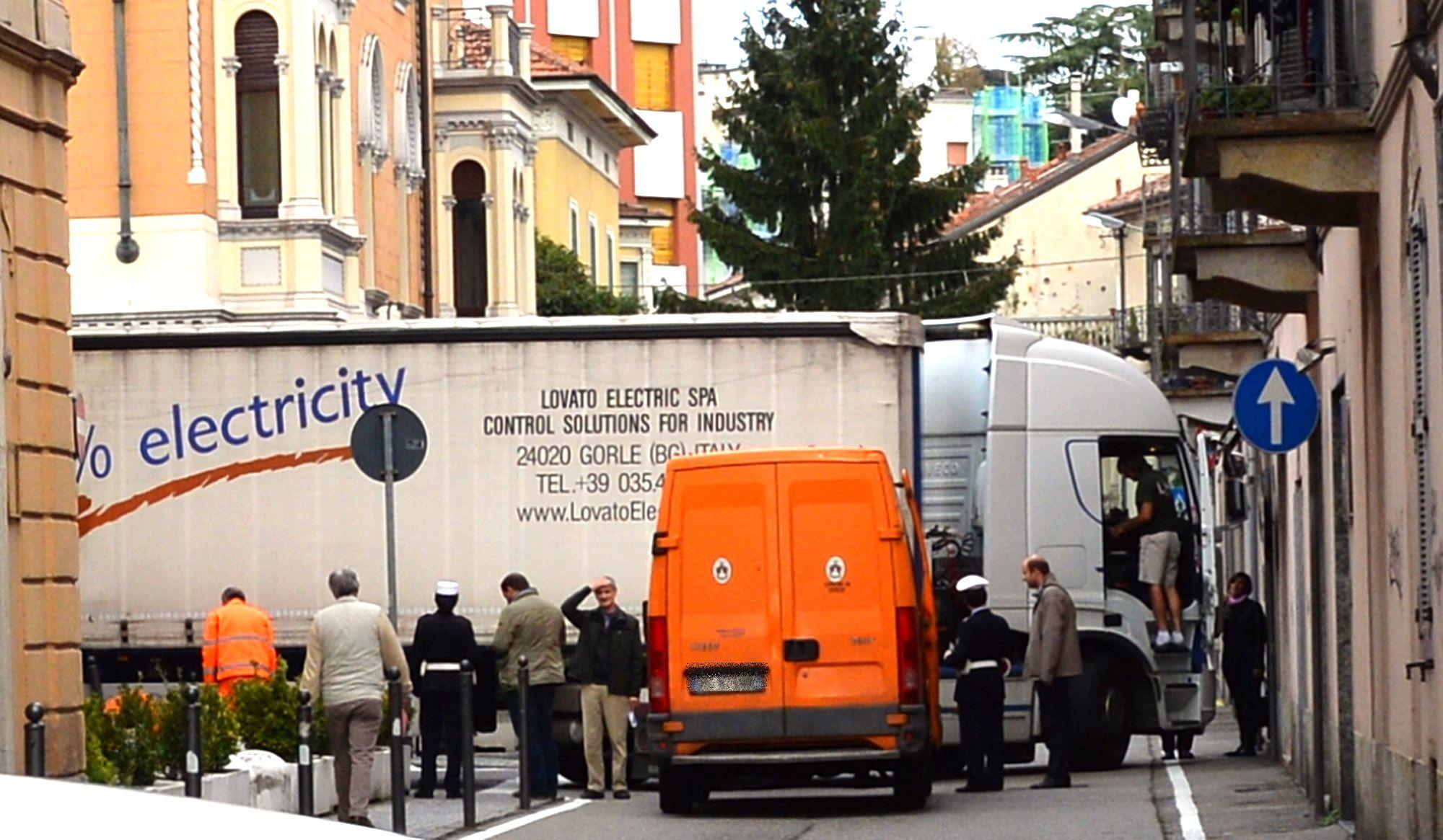 Tir Si Incastra In Centro A Varese Tra Via Speri Della Chiesa E Via