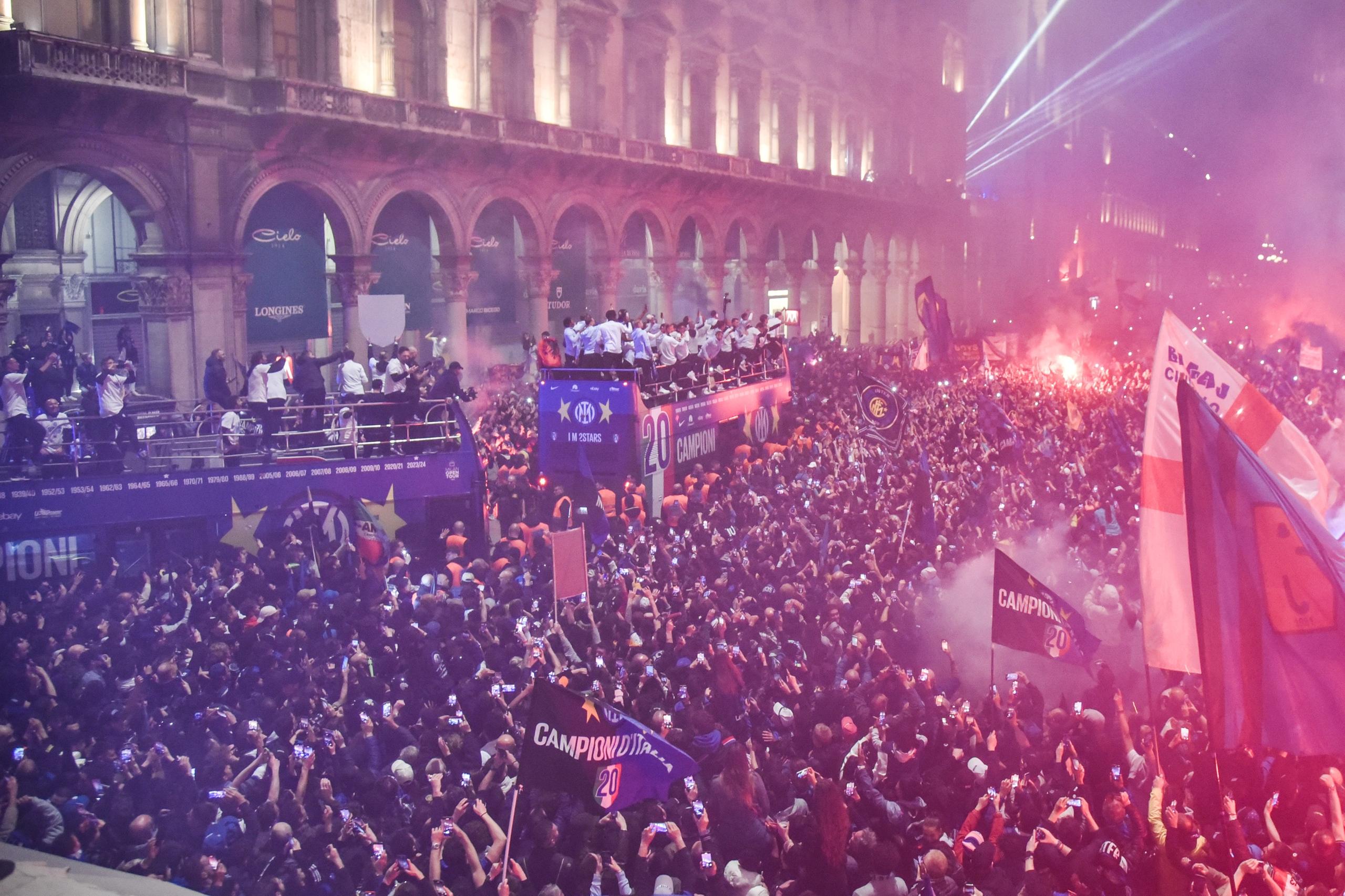 Inter Da San Siro A Piazza Duomo A Milano Esplode La Festa Scudetto