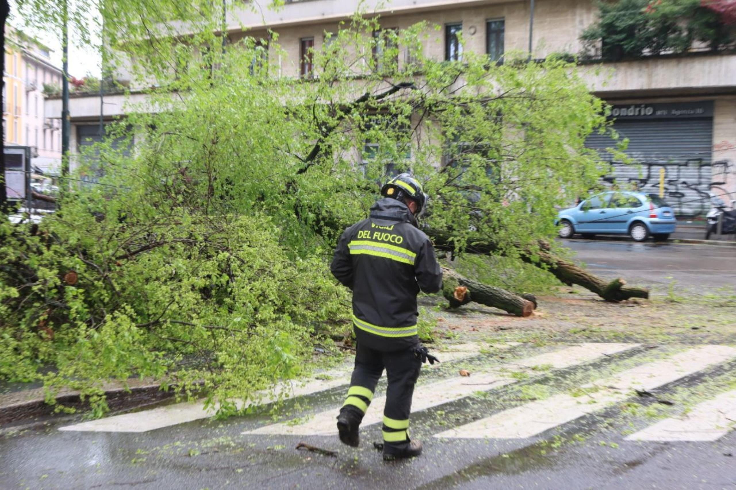 Vento forte a Milano violente raffiche in città Treni cancellati e