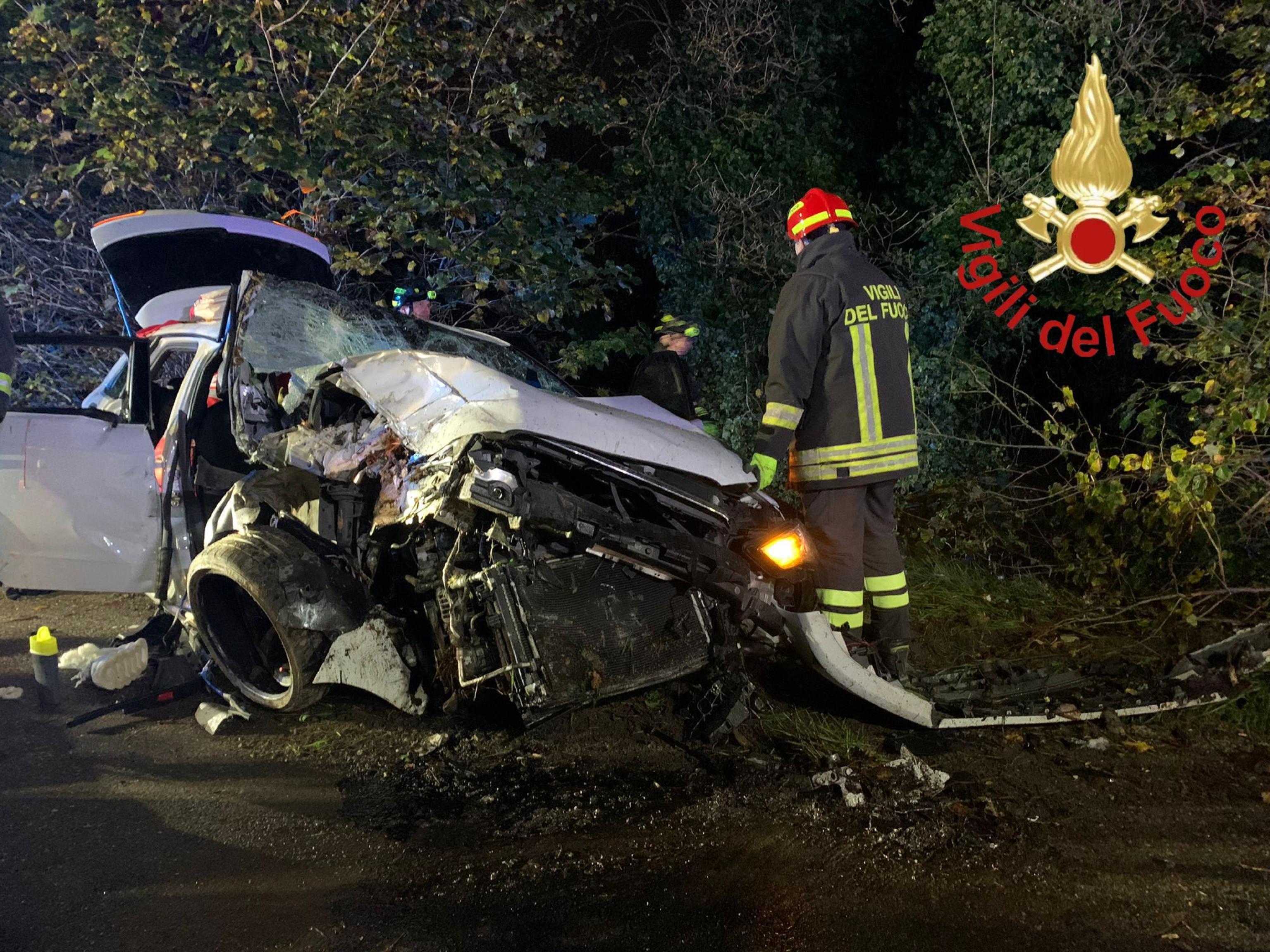 Incidente A Carugo Cinque Amici Si Schiantano In Auto Morto Il Enne