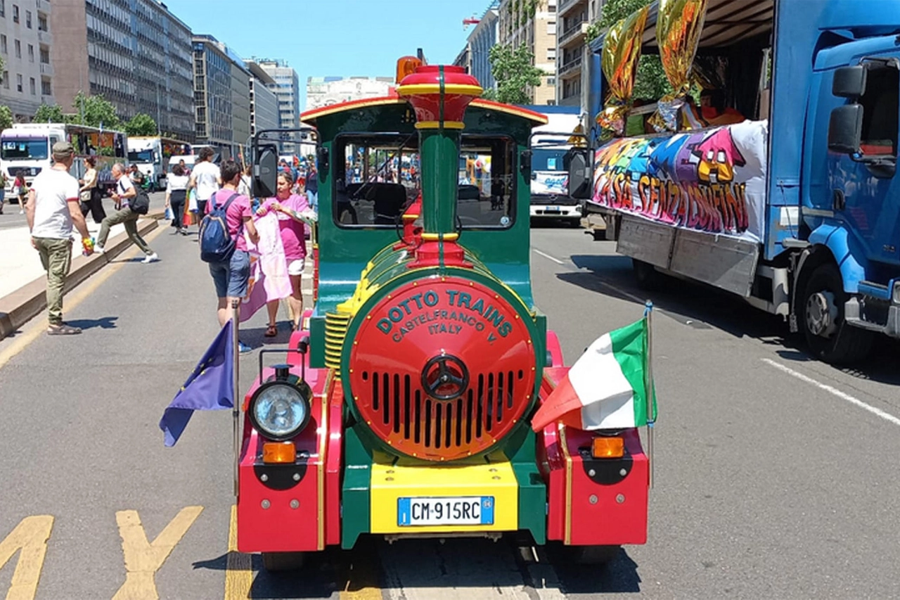 Pride di Milano, il trenino delle famiglie arcobaleno