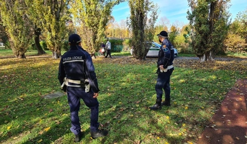 Rozzano, donna trascinata tra i cespugli al Parco 2 e violentata: fermato un 37enne