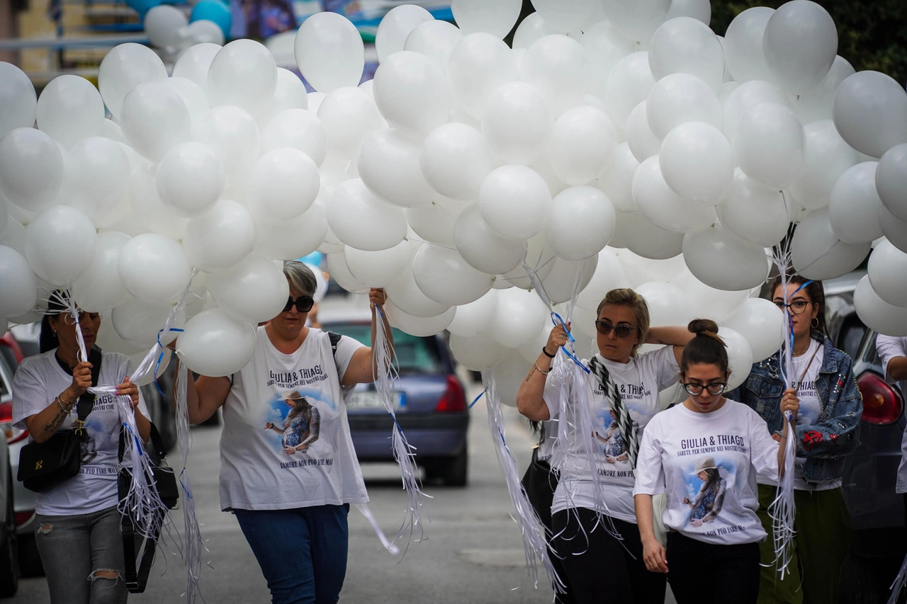 Funerali Giulia Tramontano, palloncini bianchi per la 29enne e Thiago