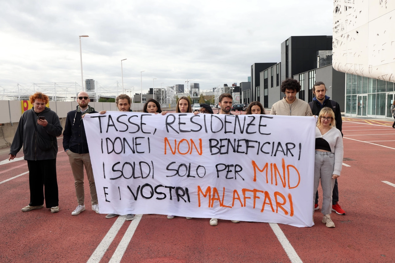 La protesta degli studenti all'inaugurazione di Mind