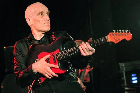 Wilko Johnson e la sua "signature move": chitarra impugnata come una mitraglietta