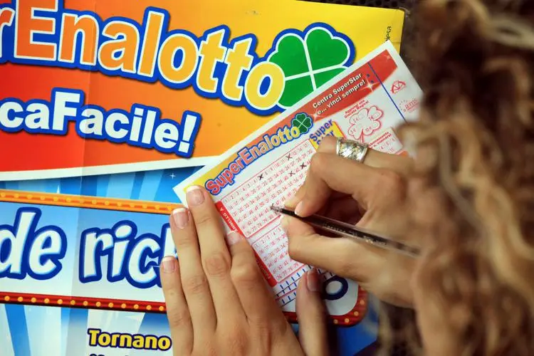 Superenalotto e Lotto oggi estrazione e numeri vincenti di sabato