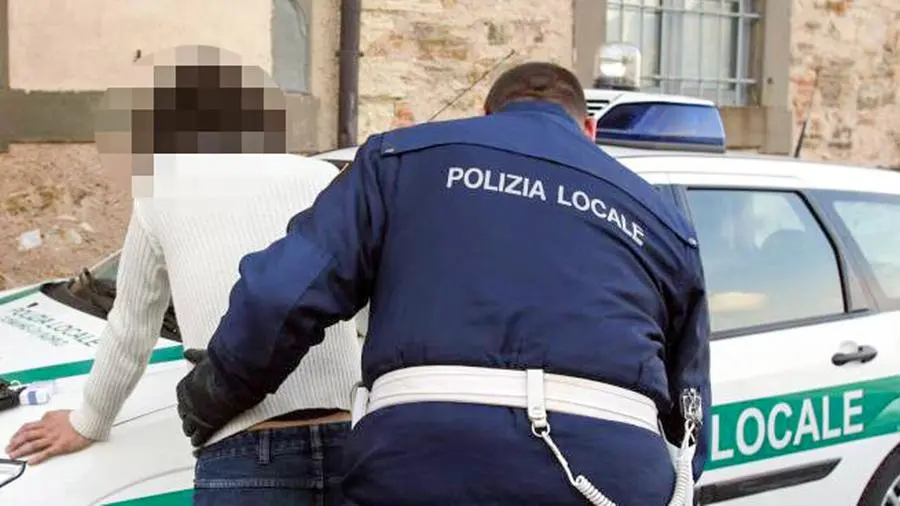 Rozzano, scippa portafogli ad anziano: 32enne rintracciato e denunciato