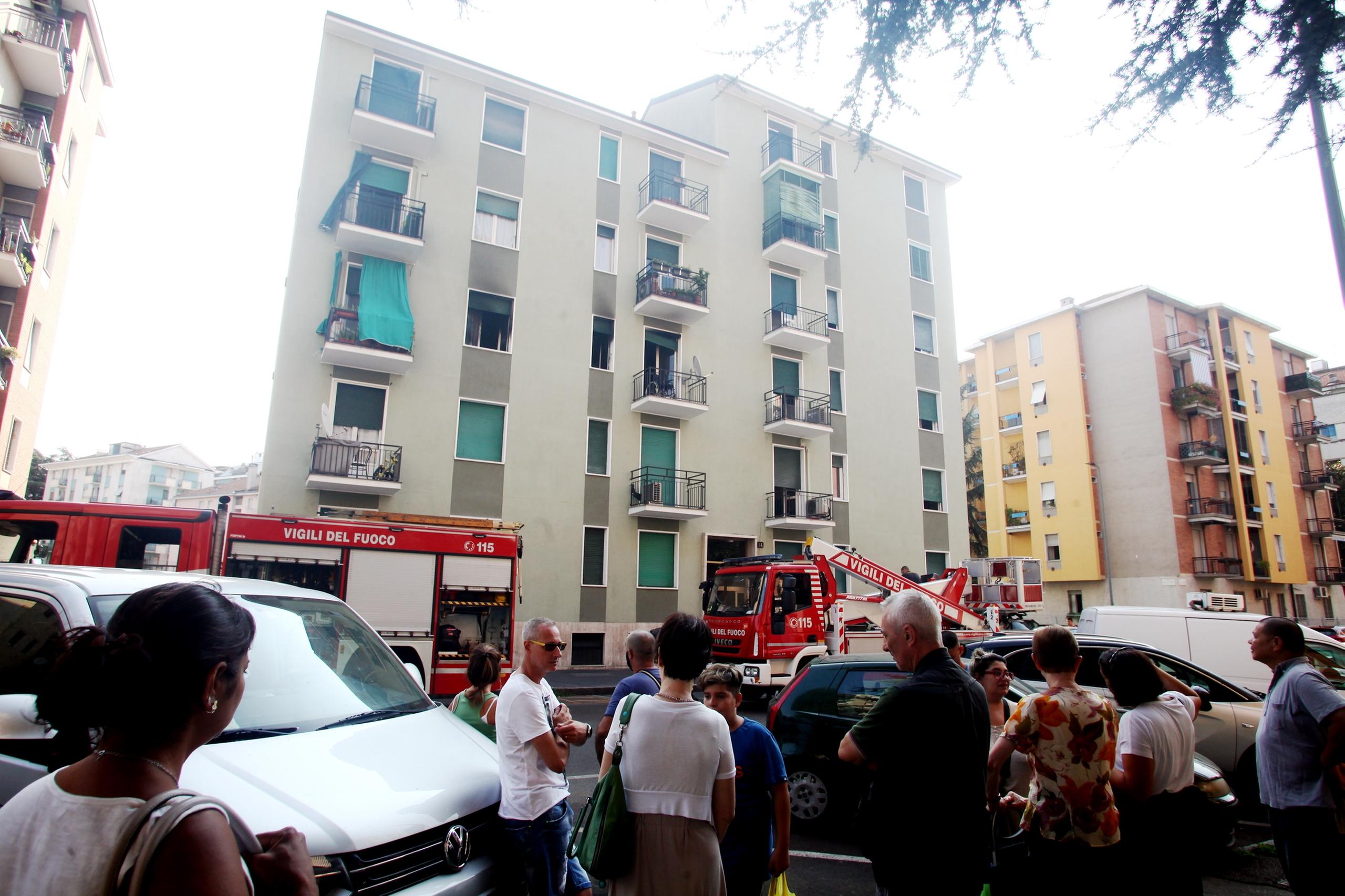 Incendio In Un Appartamento A Milano Muore Anziano Foto