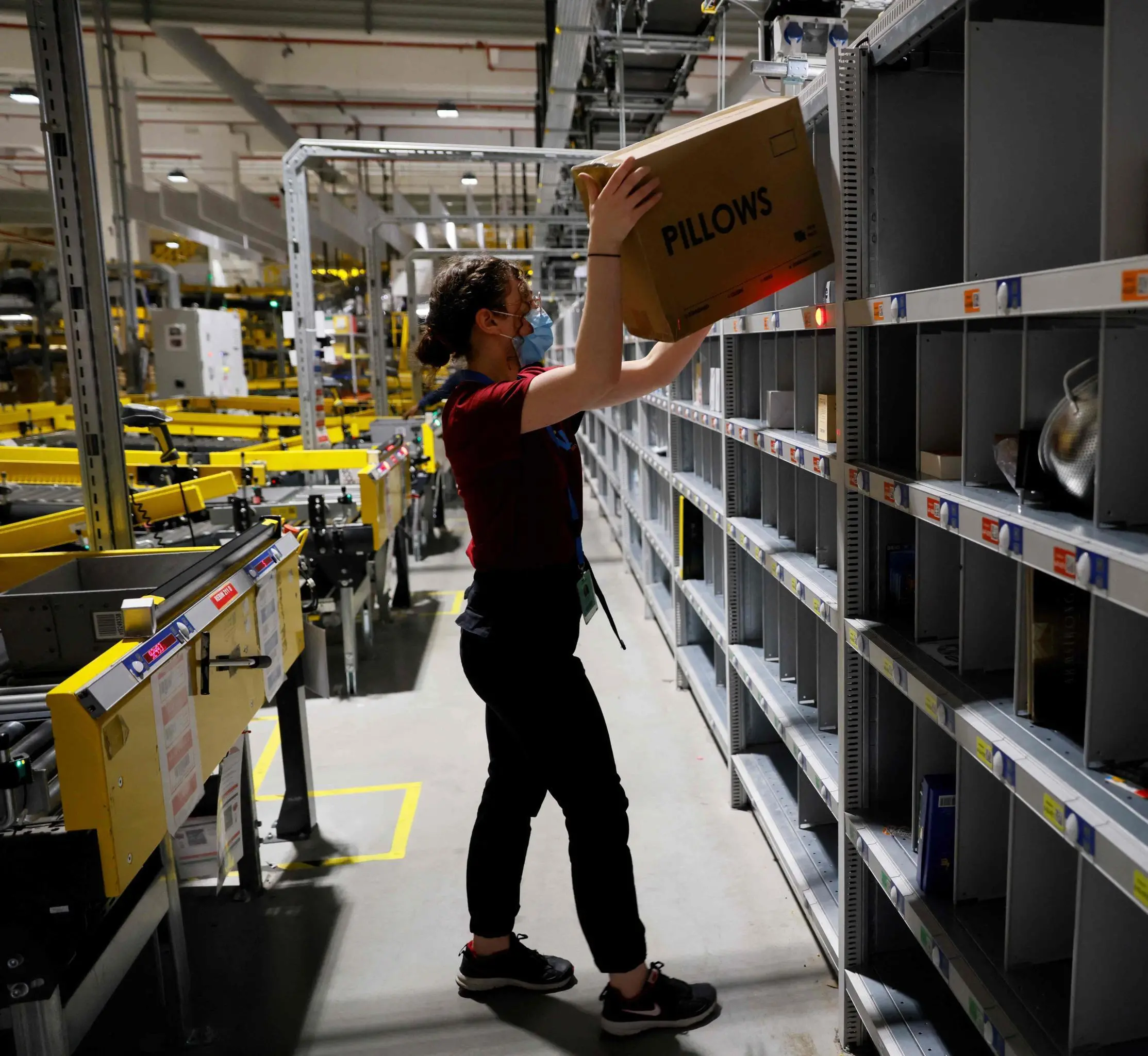 Pacchi di Amazon nell’auto del camionista