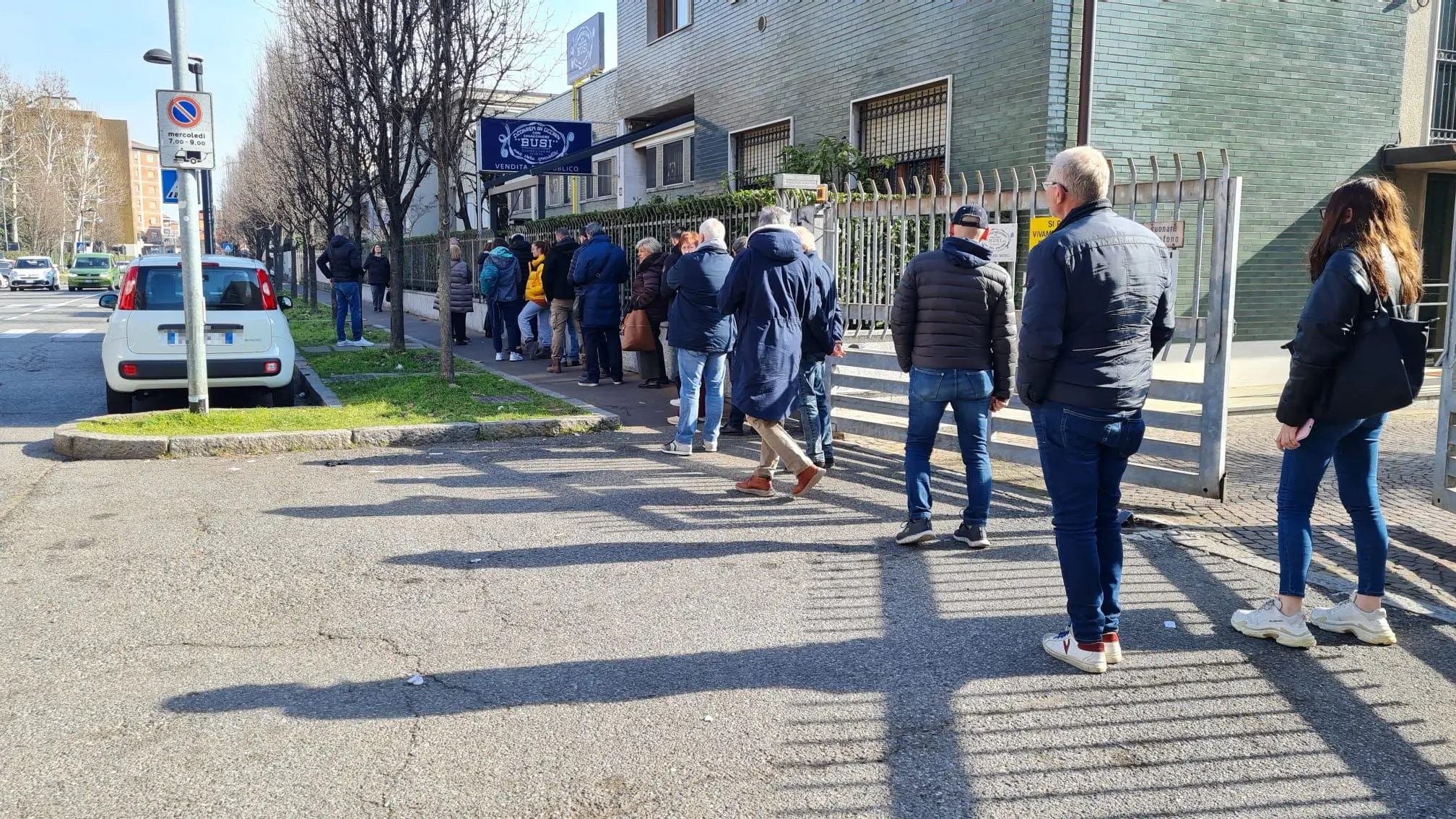 Carnevale, in coda da Busi: le chiacchiere più antiche di Milano. "Il segreto? La cottura"