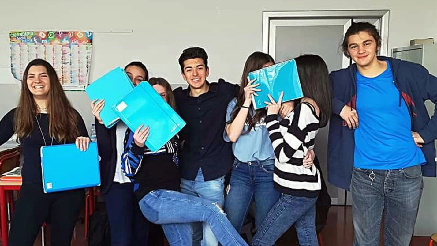 Gli studenti dell’Istituto Greppi in blu per la giornata dell’autismo