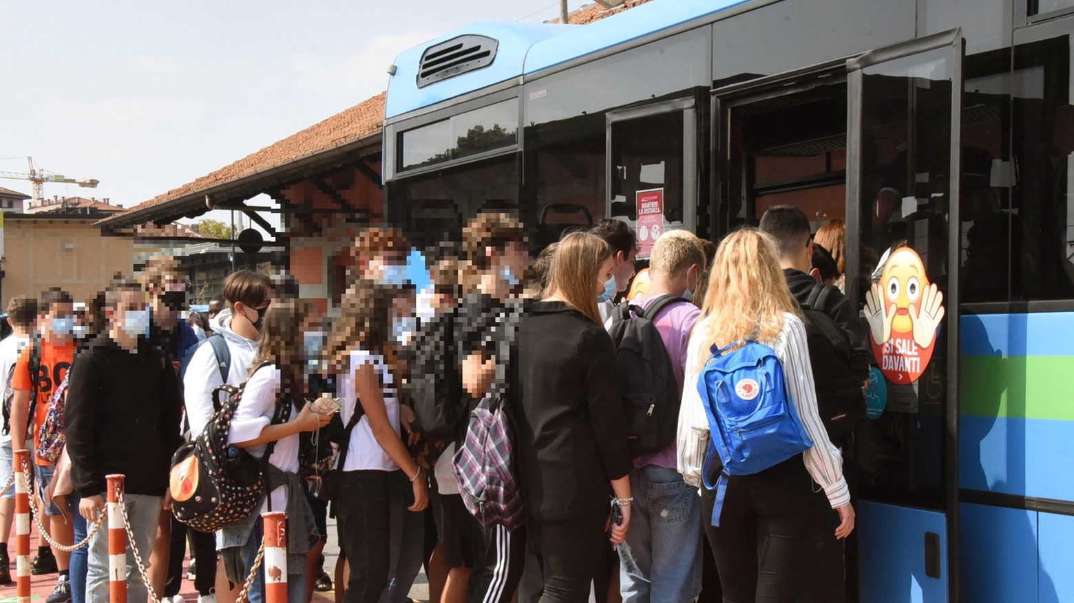 Studenti prendono l'autobus per andare a scuola