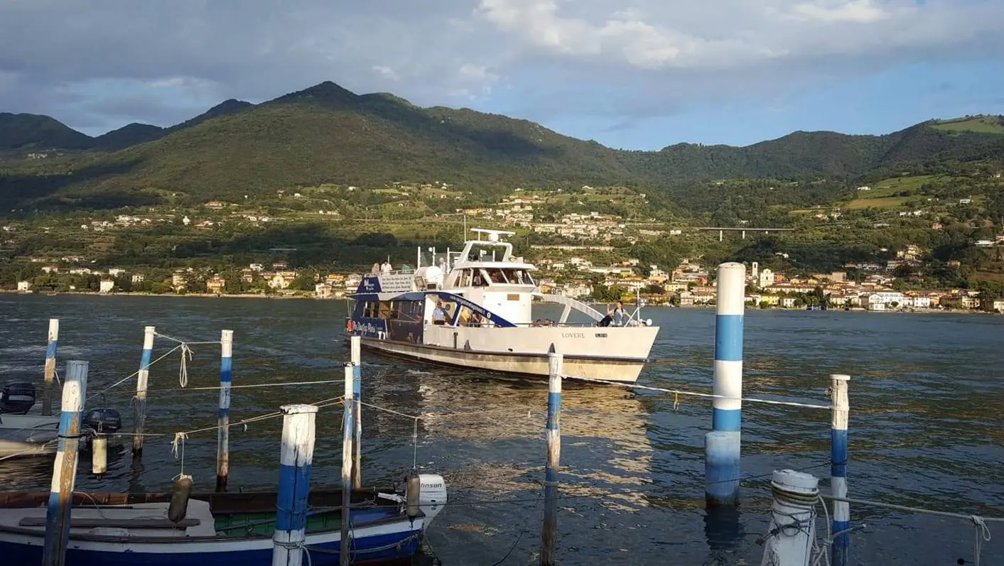 Sulzano, si ribalta nel lago con la canoa di legno improvvisata