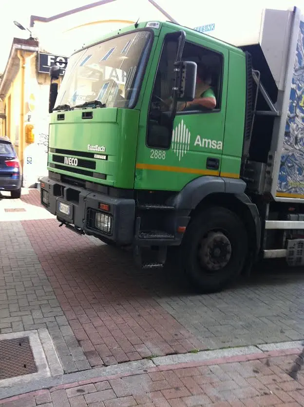 Sul camion dell'Amsa due immagini di Benito Mussolini. Bufera in Consiglio