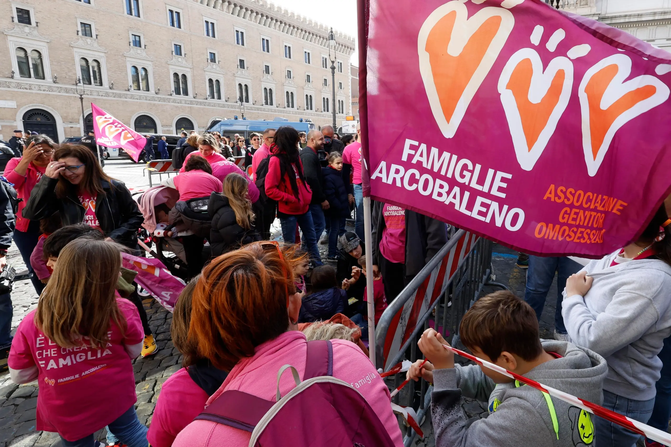 Blocco stradale: cos'è il reato di cui è accusato il trio di viale Toscana