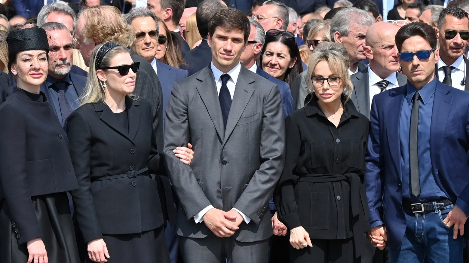 I cinque figli di Silvio Berlusconi durante i funerali del Cavaliere in piazza Duomo
