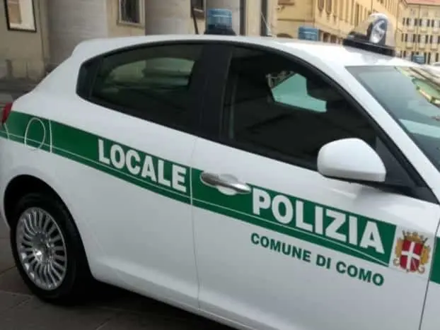 Como, rissa in piazza Tricolore: vigile picchiato e colpito con un calcio al volto