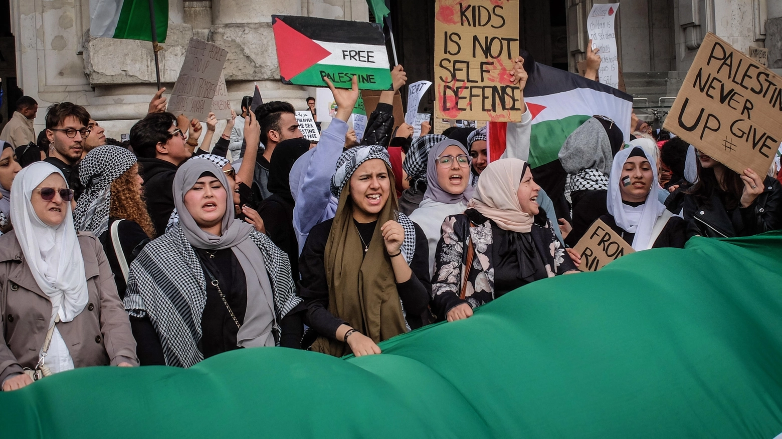 Manifestazione per la Palestina in piazza Duca d’Aosta a Milano