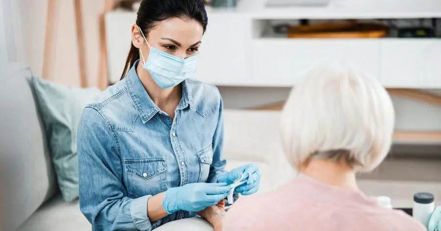 Ok alle visite ai parenti ricoverati in ospedale, ma solo con il green pass: le regole