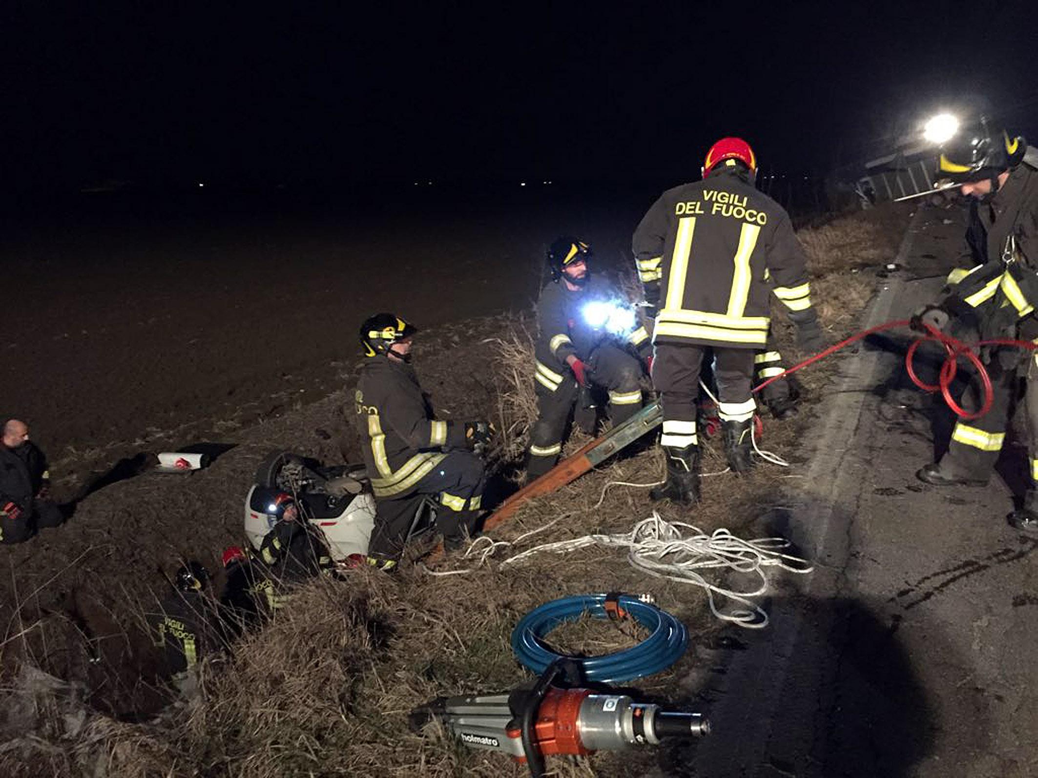 Incidente A Mede Auto Si Ribalta In Fossato Un Morto E Quattro Feriti