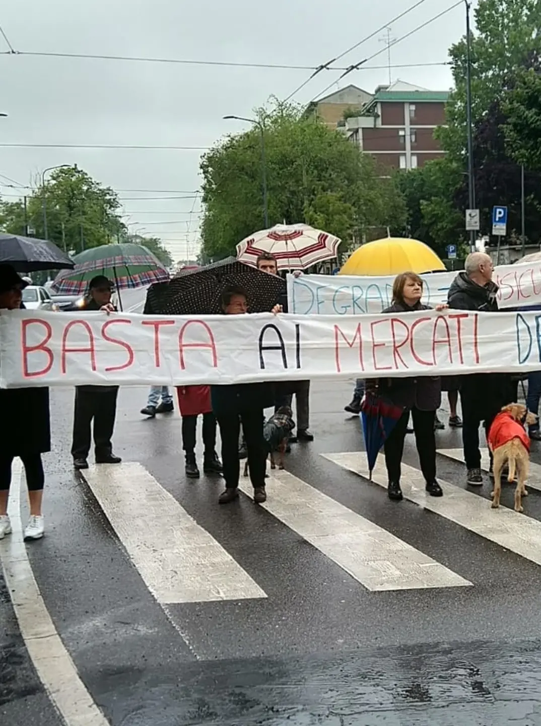 Viale Puglie, mercatino diffidato