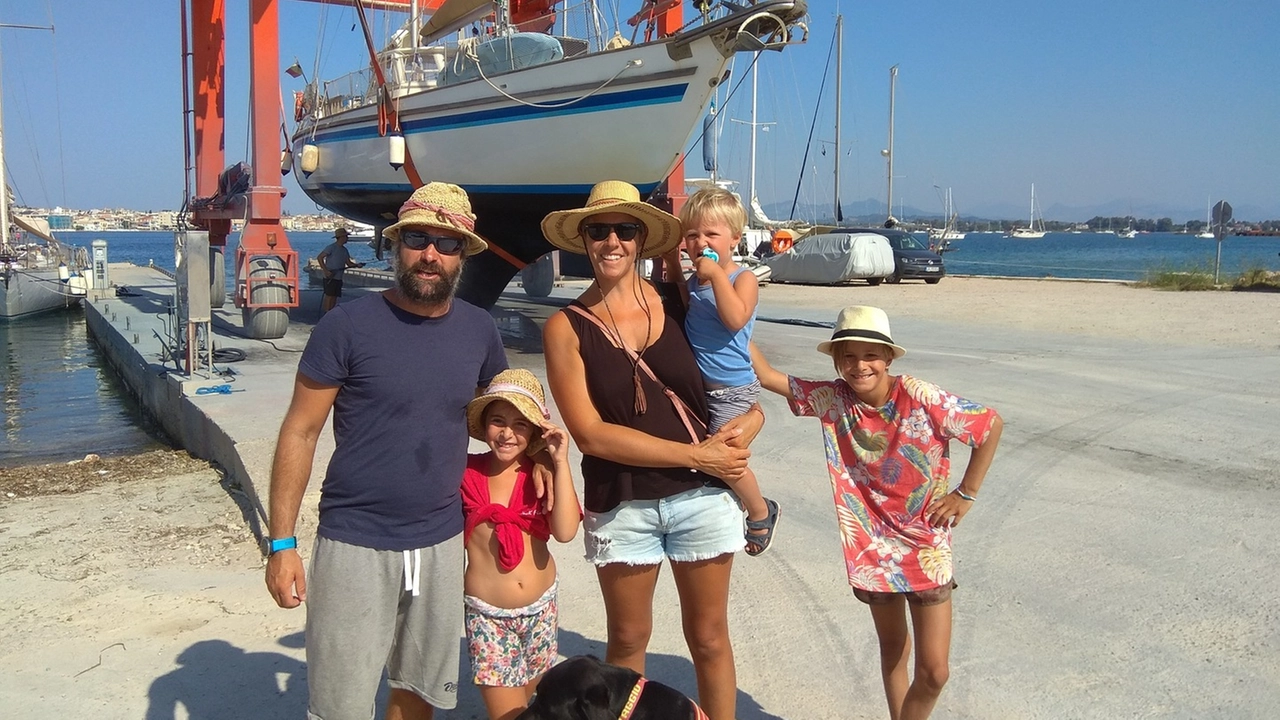 La famiglia Barberis con la barca sullo sfondo